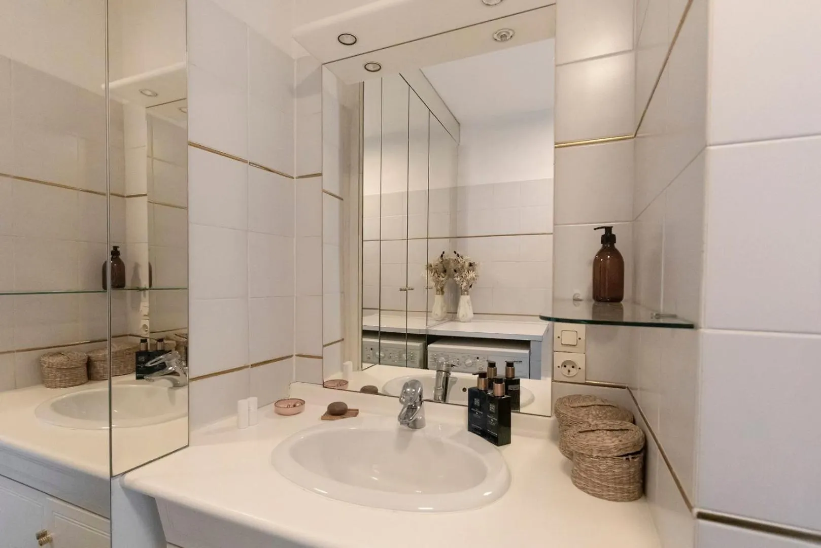 Apartment Elegant A Montmartre Paris